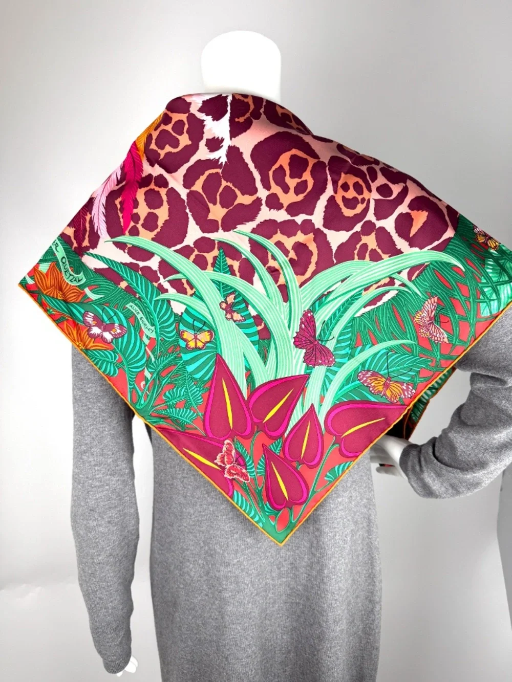 HERMES Jaguar Quetzal Square 90 cm Green Fuchsia Bordeaux Silk Scarf